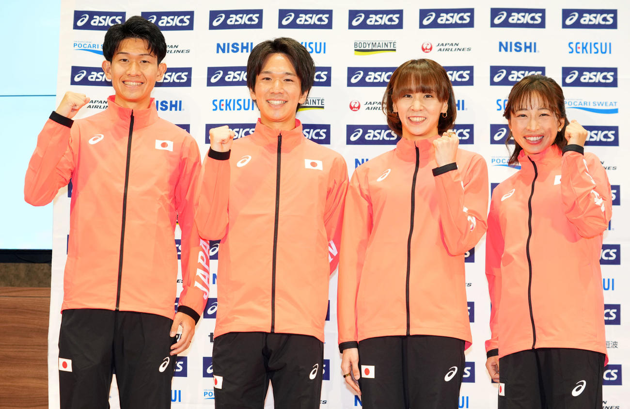 笑顔でガッツポーズする、左から近藤、吉田、安藤、小林（撮影・横山健太）