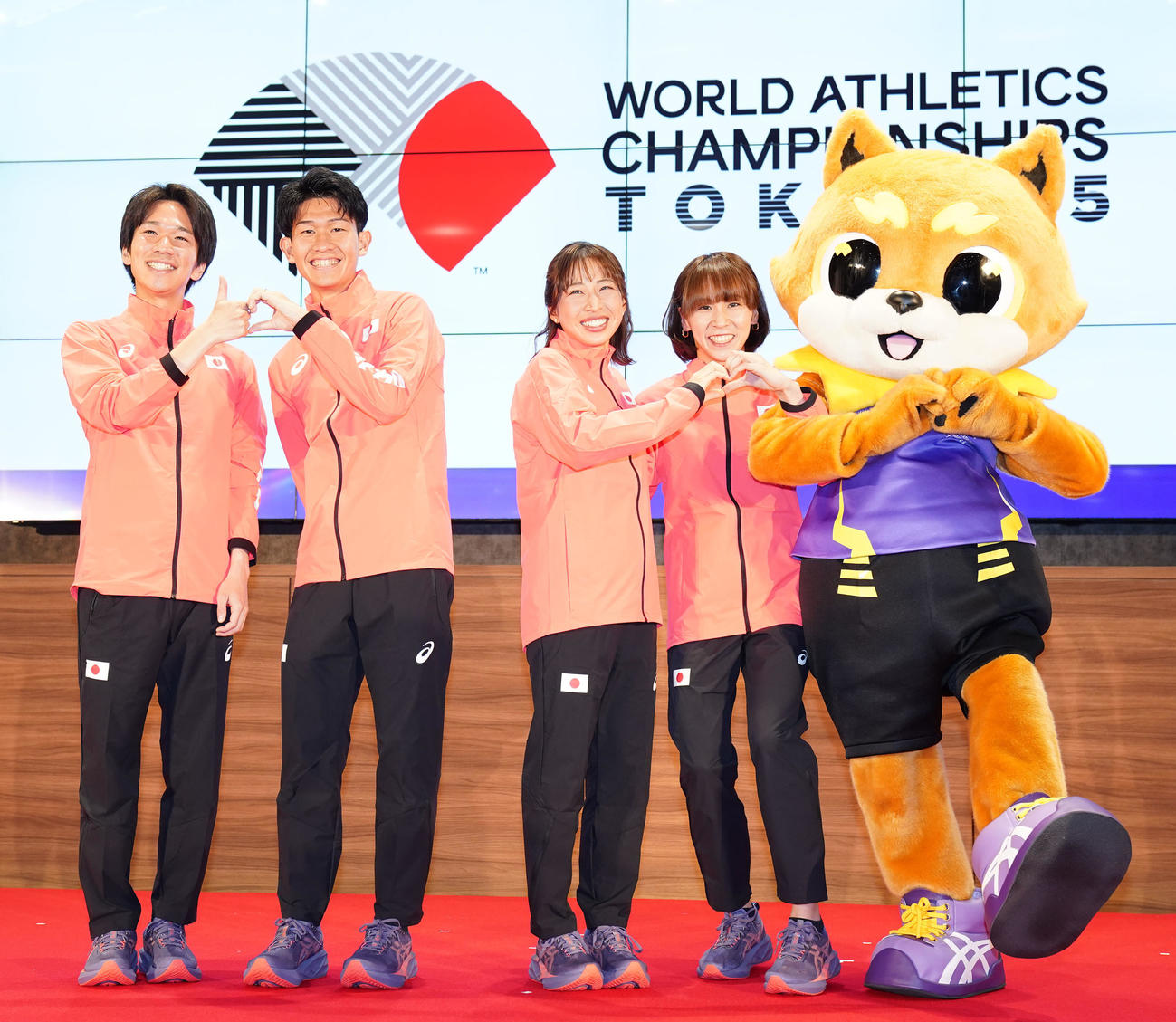 笑顔でポーズを決める、左から吉田、近藤、小林、安藤（撮影・横山健太）