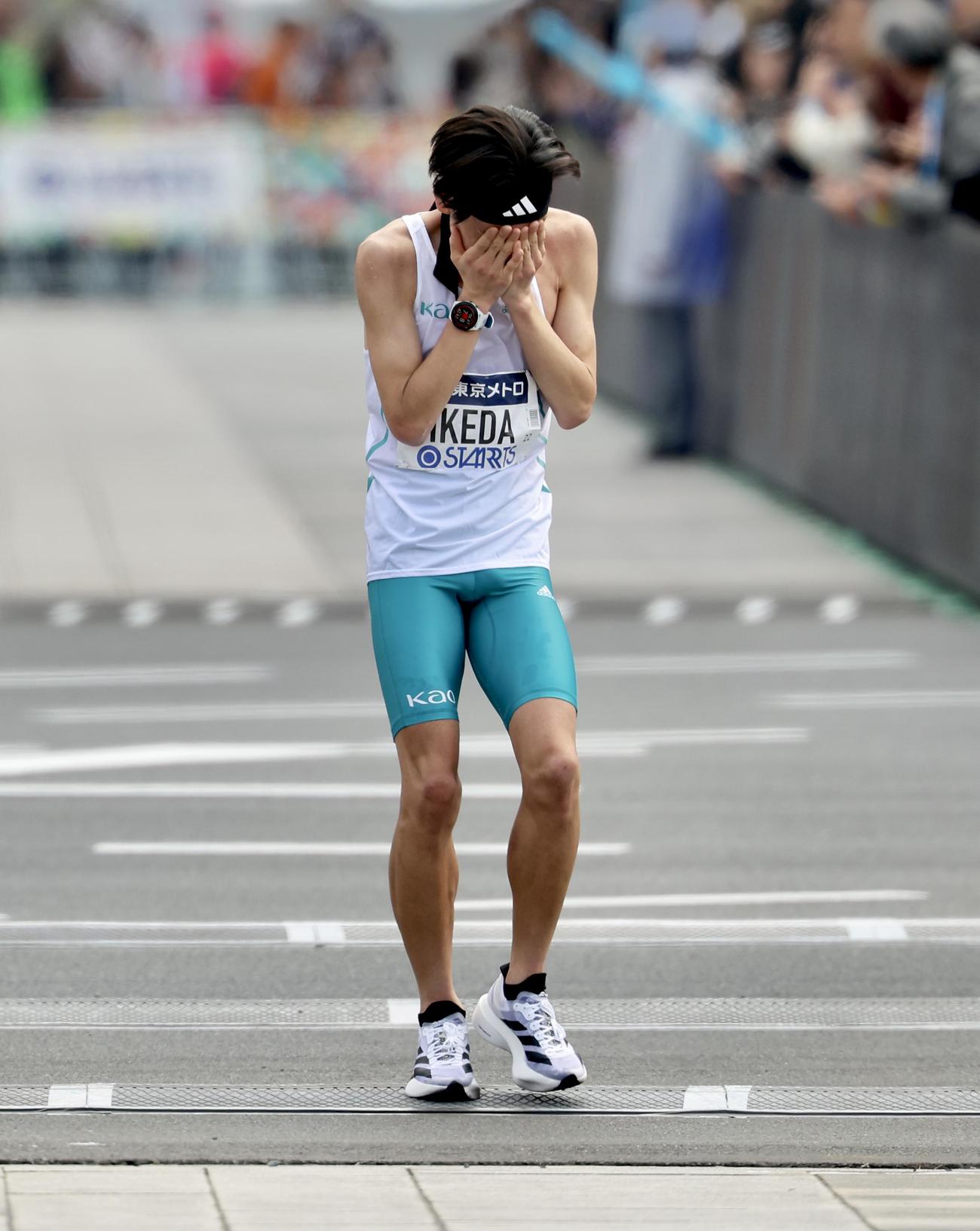 2日、東京マラソン2025で14位でゴールし顔を覆う池田