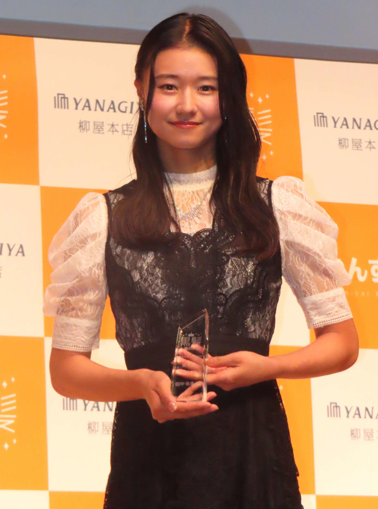 「柳屋あんず油」の「第8回黒髪大賞」授賞式に登壇した田中佑美