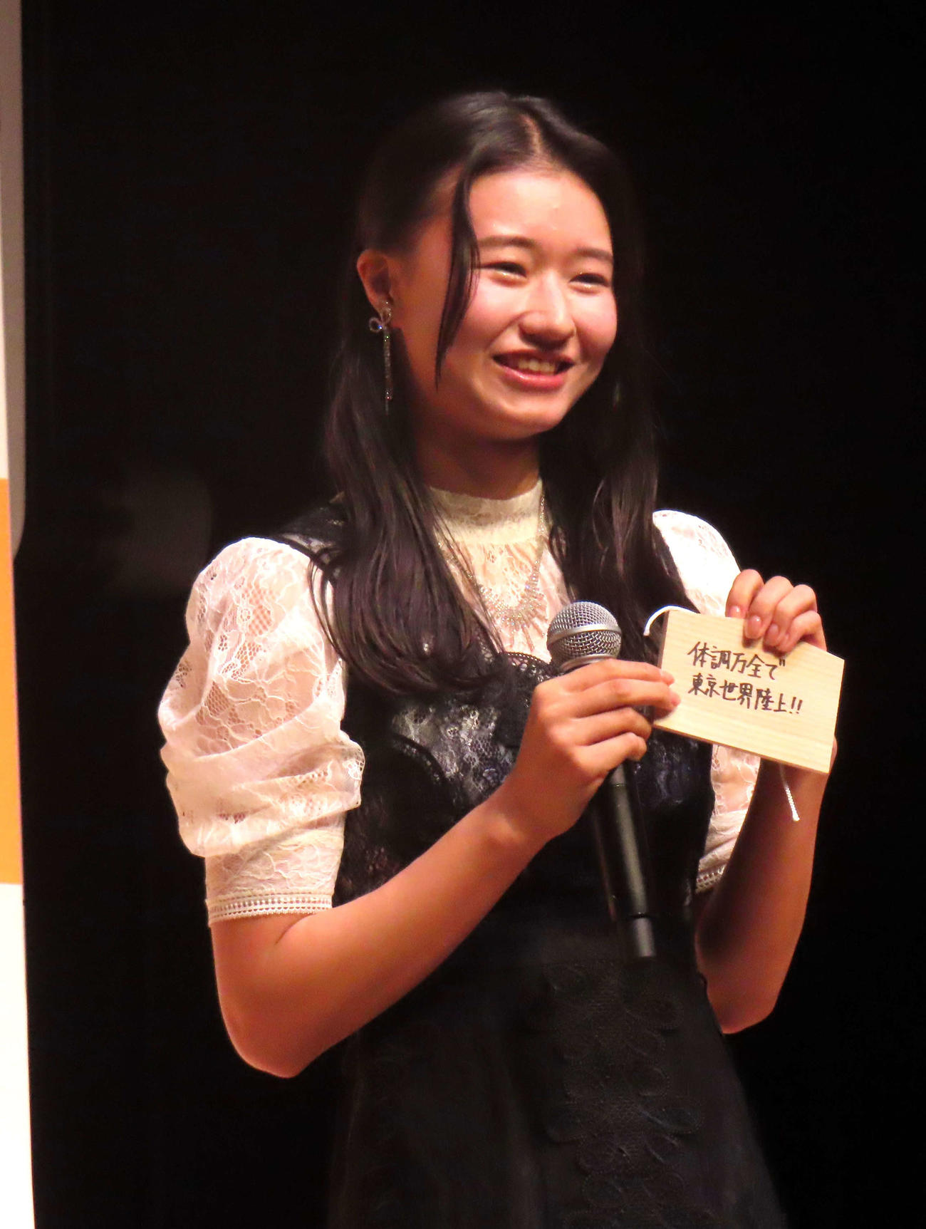 「柳屋あんず油」の「第8回黒髪大賞」授賞式に登壇した田中佑美