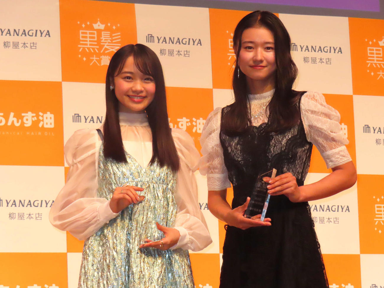 「柳屋あんず油」の「第8回黒髪大賞」授賞式に登壇した林芽亜里（左）と田中佑美