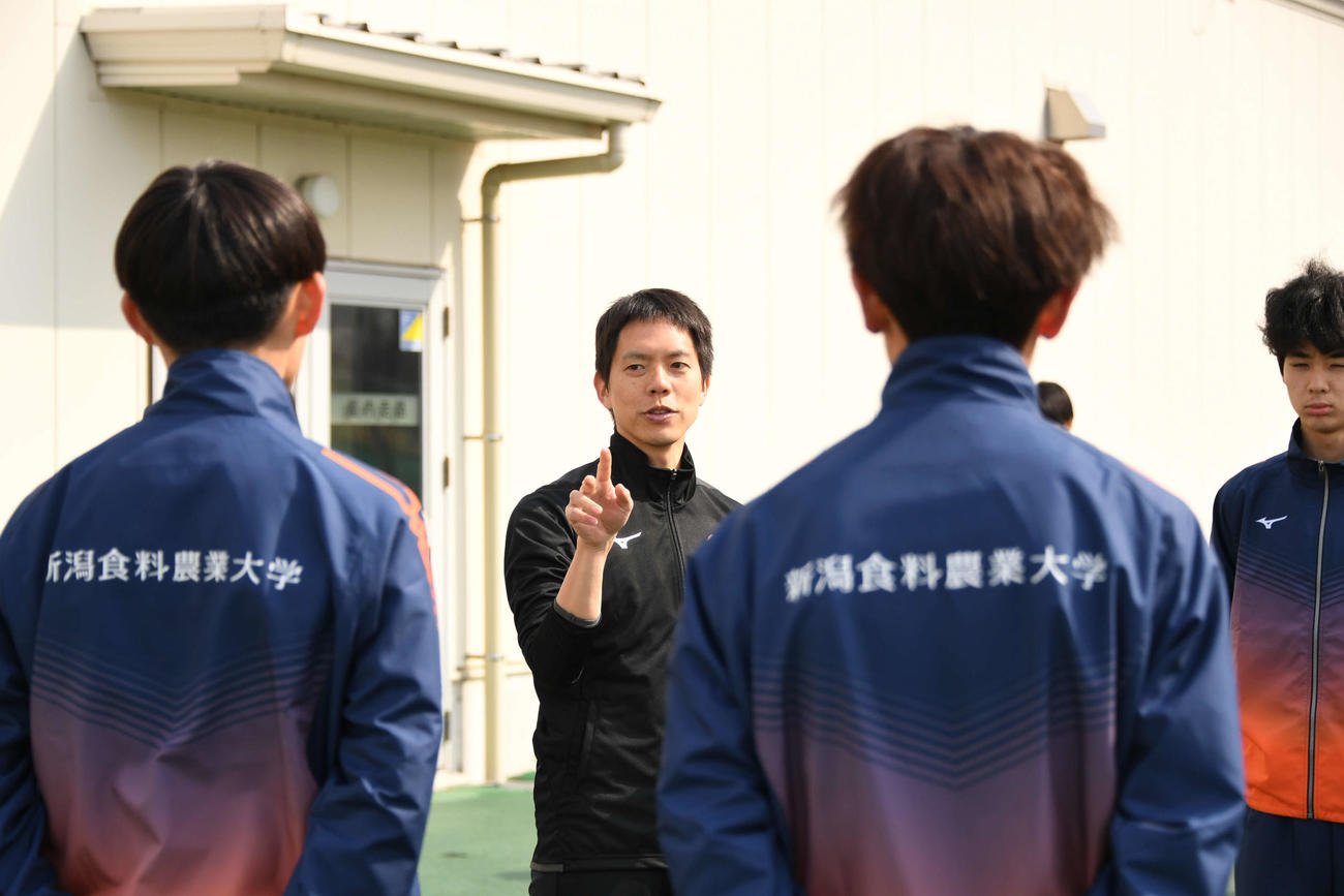 練習前、選手にメニューを説明する鈴木コーチ（左から2人目）