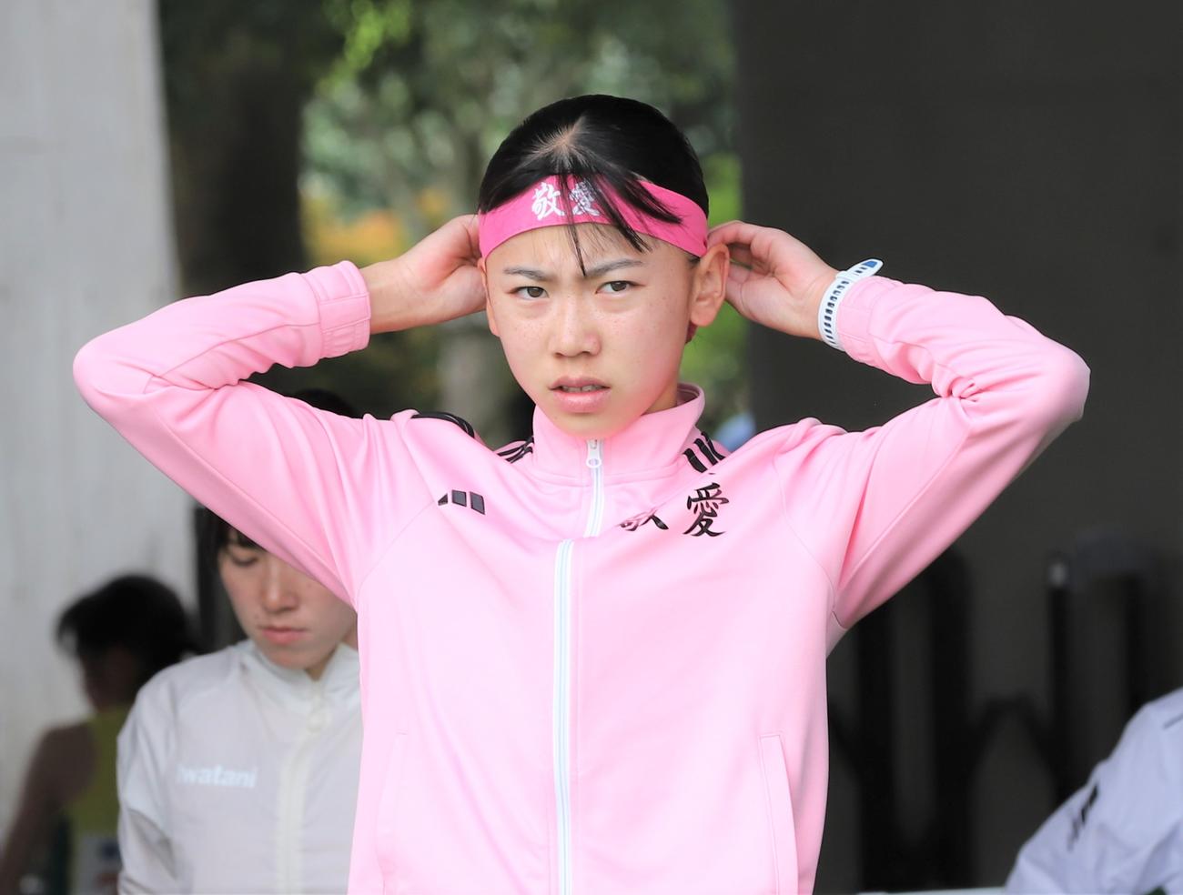 金栗記念選抜陸上中長距離大会　女子800メートルのレース前に気合の入った表情ではちまきを巻く久保凛（撮影・藤塚大輔）