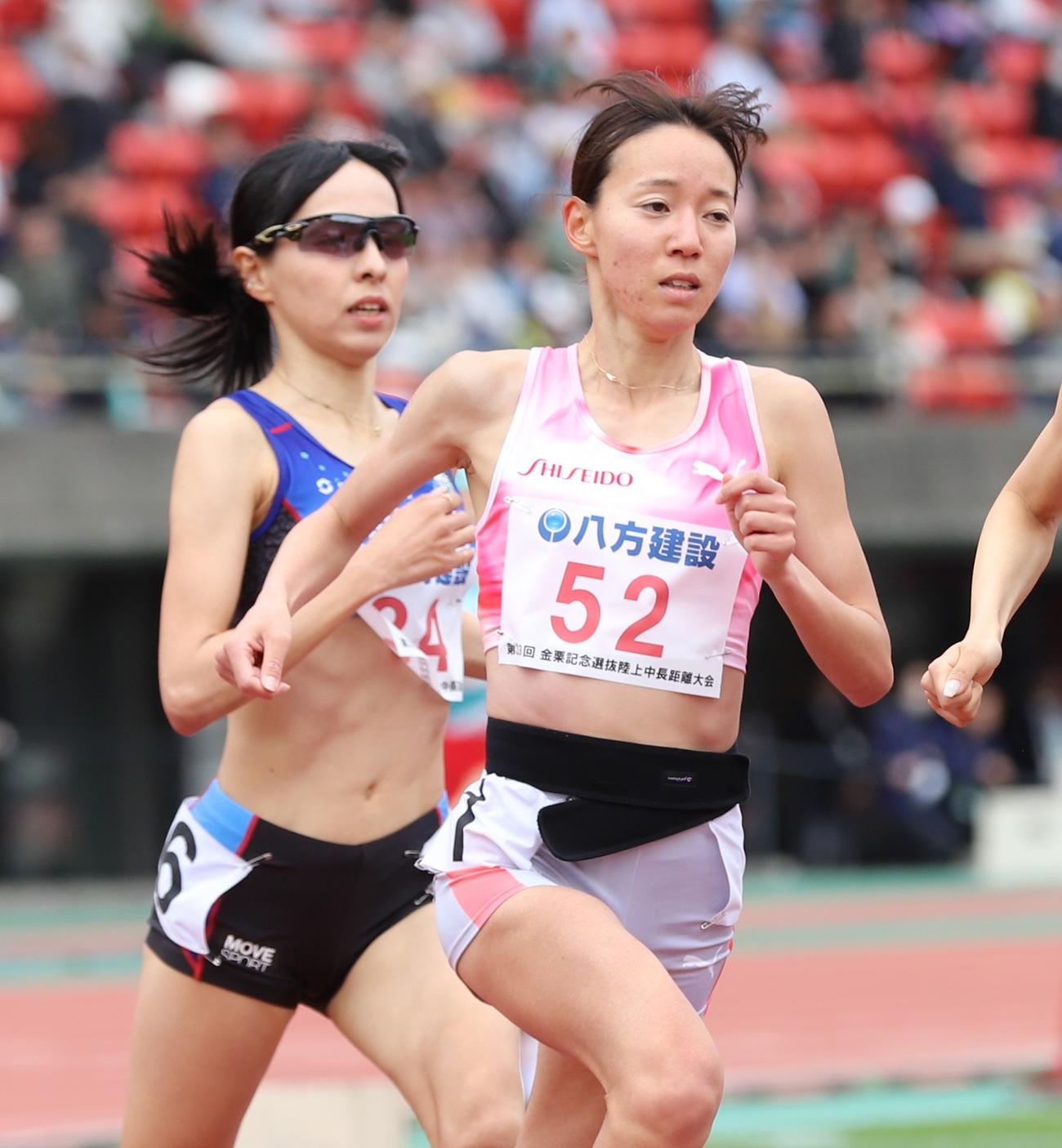 金栗記念選抜陸上中長距離大会　女子1500メートルで力走する井手彩乃（手前）と森智香子（撮影・藤塚大輔）