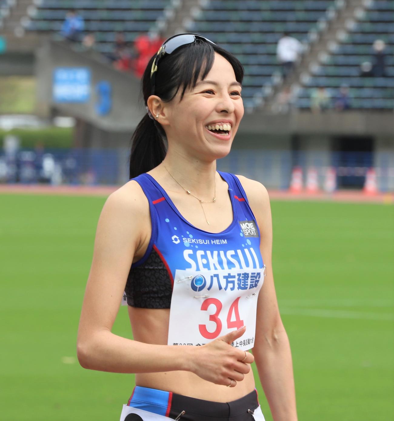 金栗記念選抜陸上中長距離大会　女子1500メートルのレース後に笑顔を見せる森智香子（撮影・藤塚大輔）