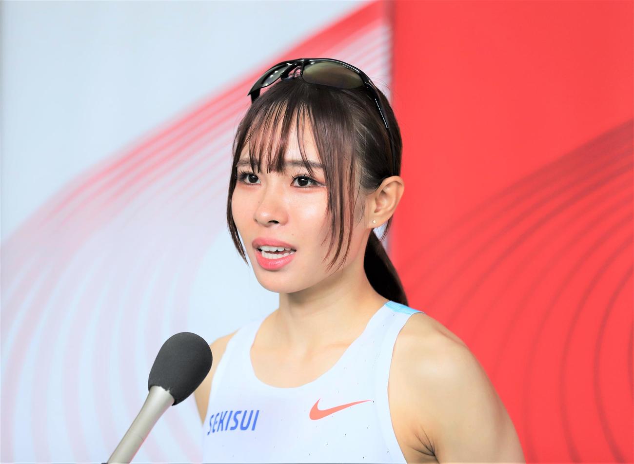 金栗記念選抜陸上中長距離大会　女子5000メートルを走り終えて場内インタビューに応じる山本有真（撮影・藤塚大輔）