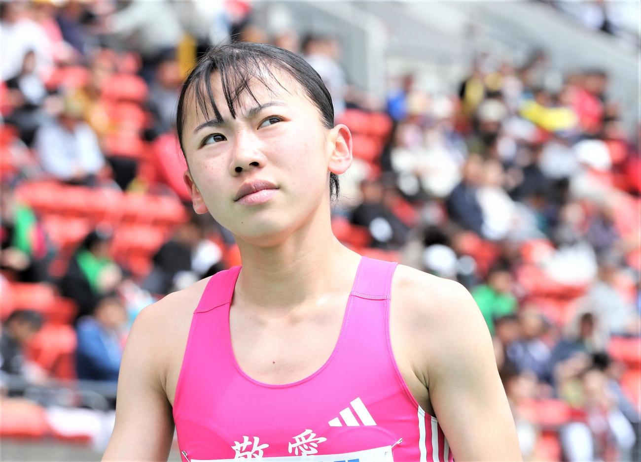 金栗記念選抜陸上中長距離大会　女子800メートルのレース後に電光掲示板を見つめる久保凛（撮影・藤塚大輔）