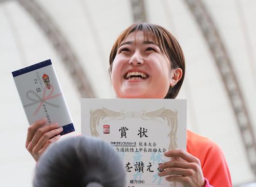 金栗記念選抜陸上中長距離大会　女子800メートル表彰式で笑顔を見せる塩見綾乃（撮影・藤塚大輔）