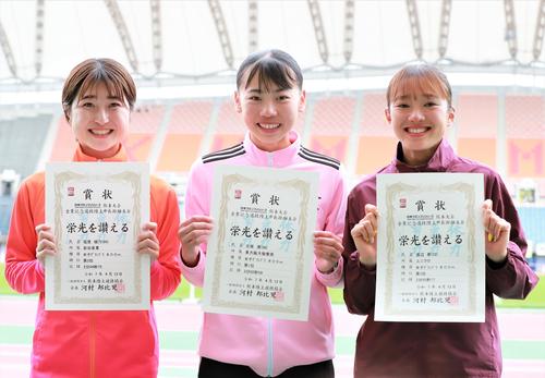 金栗記念選抜陸上中長距離大会　女子800メートル表彰式で笑顔を見せる、左から塩見綾乃、久保凛、渡辺愛（撮影・藤塚大輔）