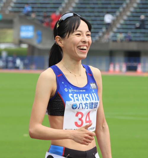 金栗記念選抜陸上中長距離大会　女子1500メートルのレース後に笑顔を見せる森智香子（撮影・藤塚大輔）