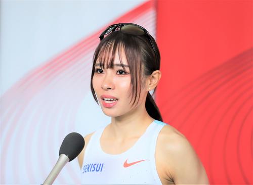 金栗記念選抜陸上中長距離大会　女子5000メートルを走り終えて場内インタビューに応じる山本有真（撮影・藤塚大輔）