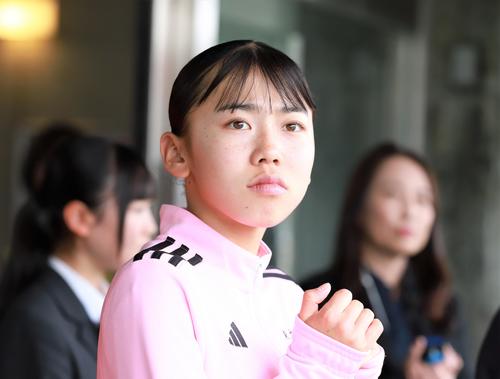 金栗記念選抜陸上中長距離大会　女子800メートル表彰式前に他種目のレースを見つめる久保凛（撮影・藤塚大輔）