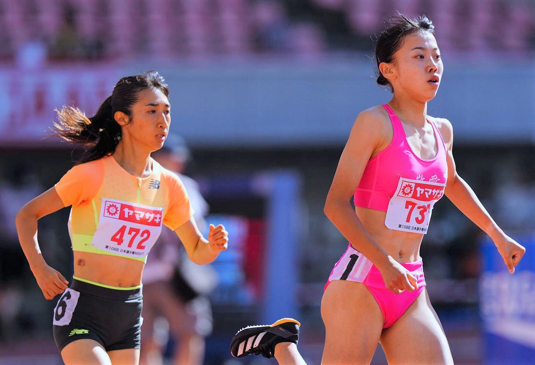 陸上女子の田中希実（左）と久保凛（2024年6月撮影）