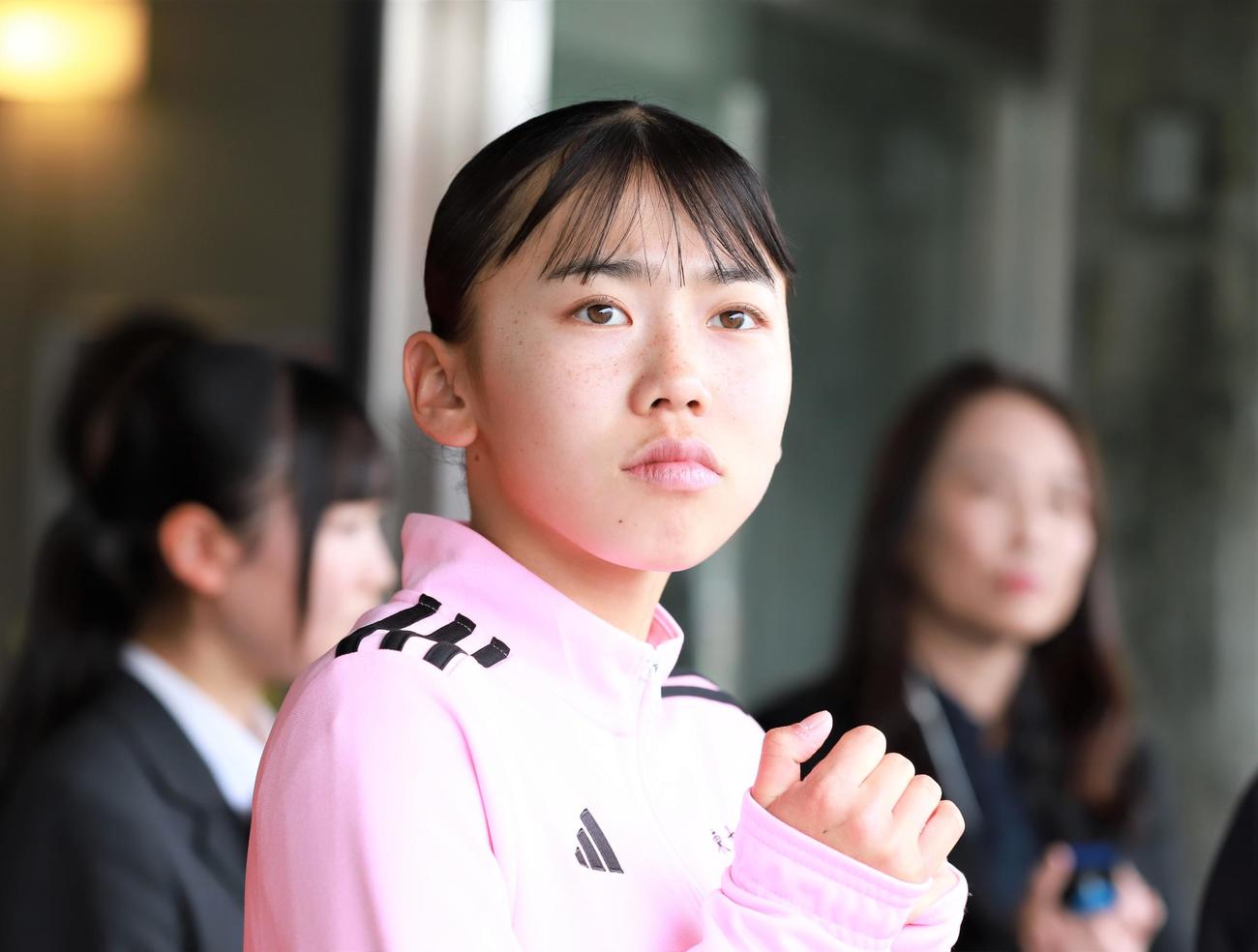 金栗記念選抜陸上中長距離大会　女子800メートル表彰式前に他種目のレースを見つめる久保凛（撮影・藤塚大輔）