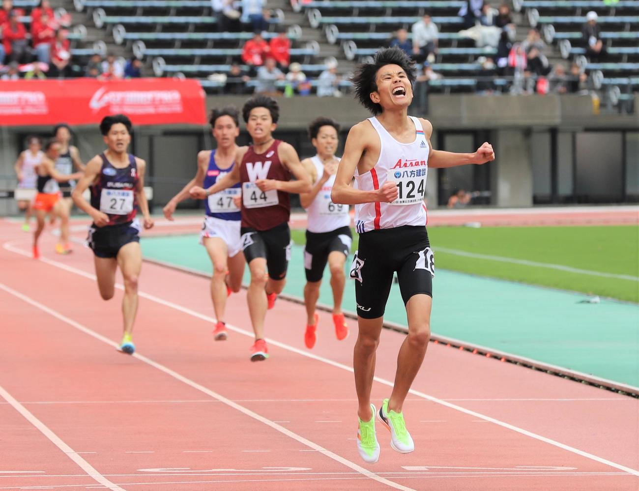 金栗記念選抜陸上中長距離大会　男子3000メートル障害で優勝した新家裕太郎（手前）（撮影・藤塚大輔）