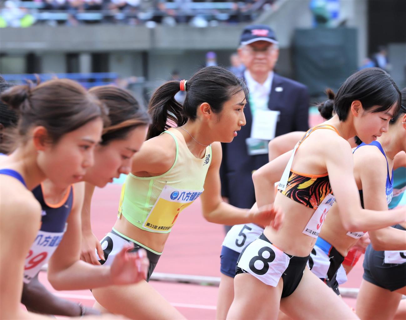 金栗記念選抜陸上中長距離大会　女子1500メートルでスタートする田中希実（中央）（撮影・藤塚大輔）