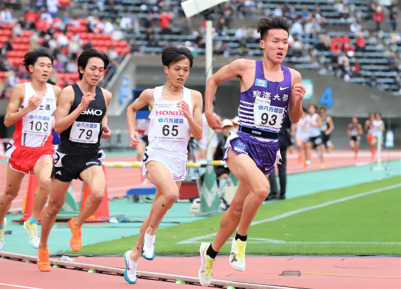 金栗記念選抜陸上中長距離大会　男子5000メートルで先頭で引っ張る佐藤圭汰（右）（撮影・藤塚大輔）