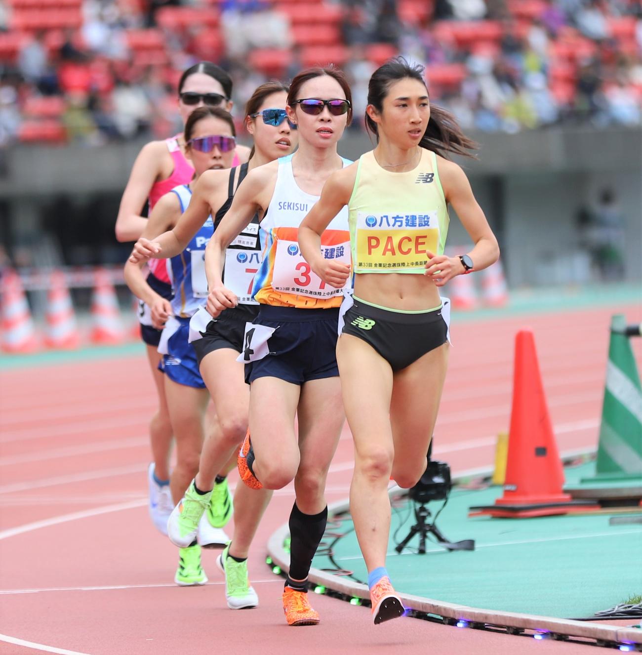 金栗記念選抜陸上中長距離大会　女子5000メートルでペースメーカーを務める田中希実（撮影・藤塚大輔）