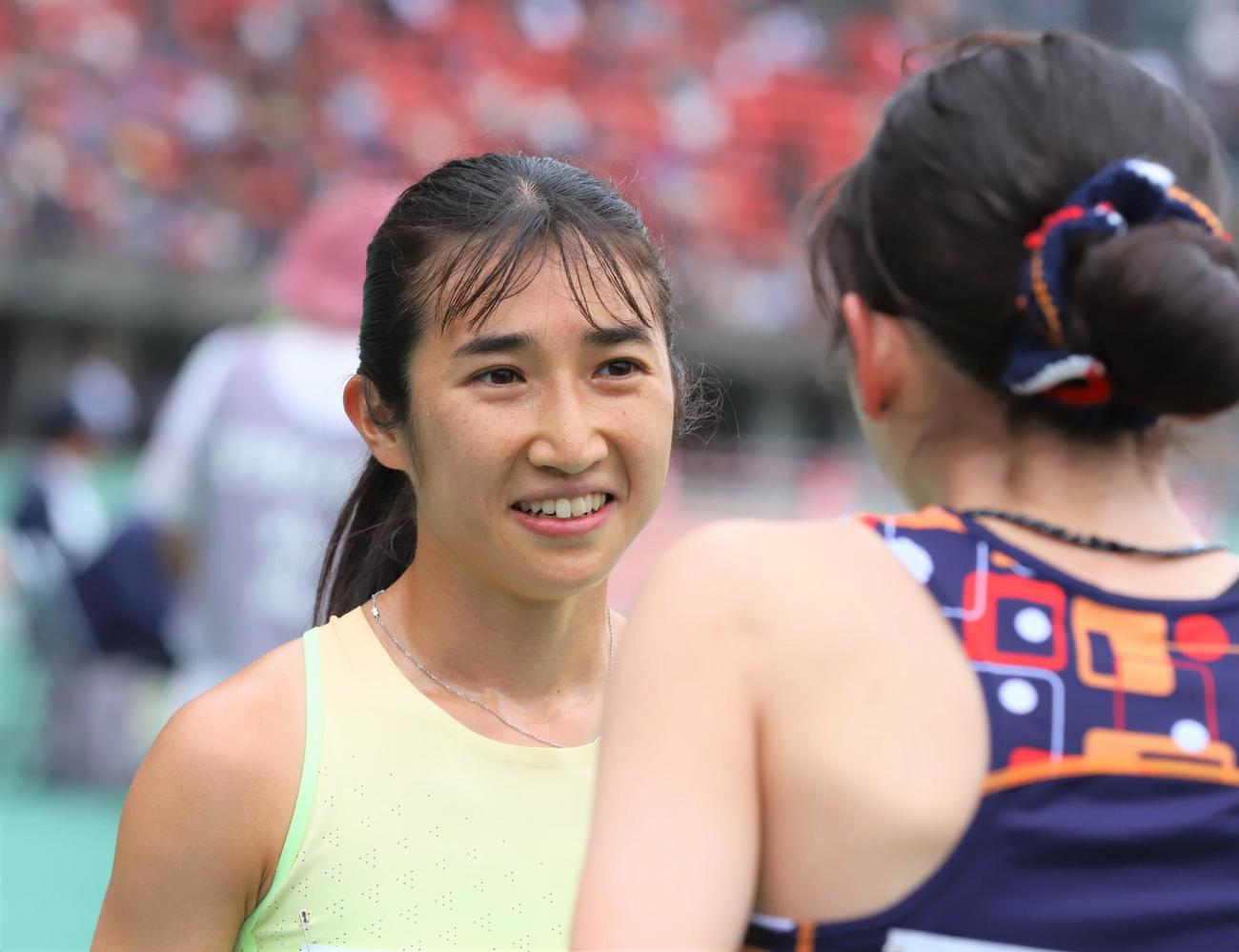 金栗記念選抜陸上中長距離大会　ペースメーカーを務めた女子5000メートル後に選手たちへ声をかける田中希実（撮影・藤塚大輔）