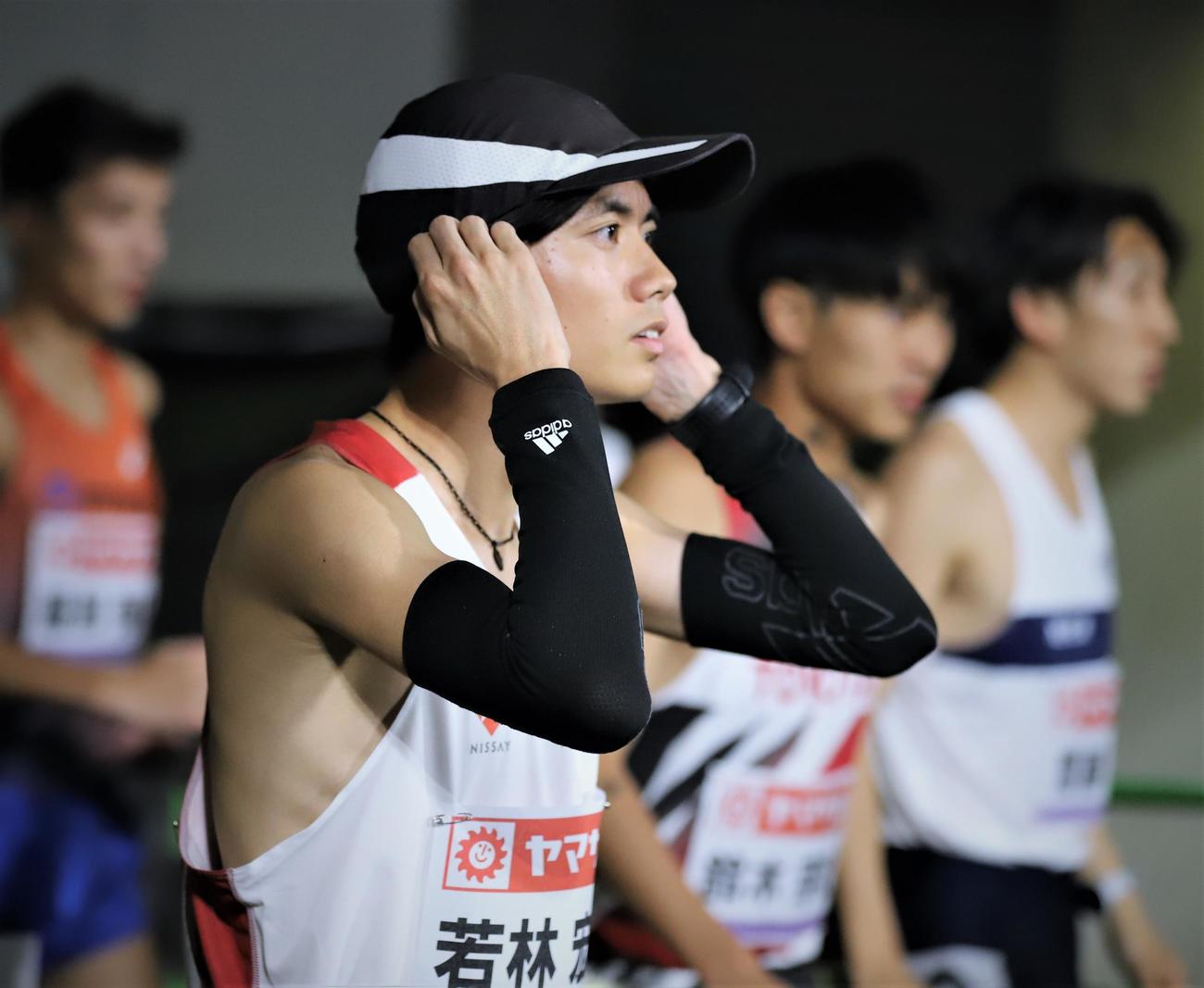 日本選手権男子1万メートル　レース前にトラックを見つめる若林宏樹（撮影・藤塚大輔）