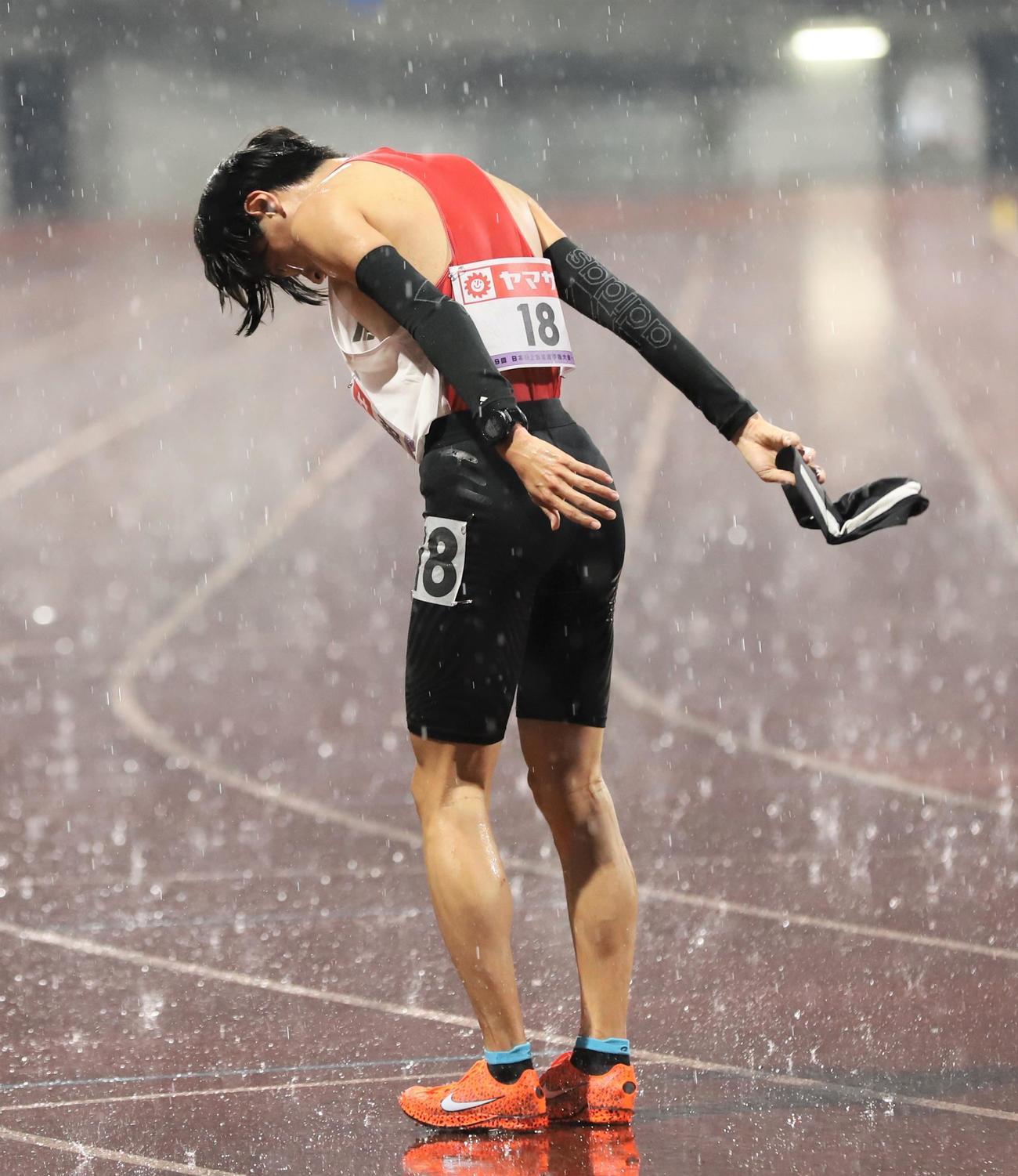 日本選手権男子1万メートル　フィニッシュ後にスタンドへ一礼する若林宏樹（撮影・藤塚大輔）