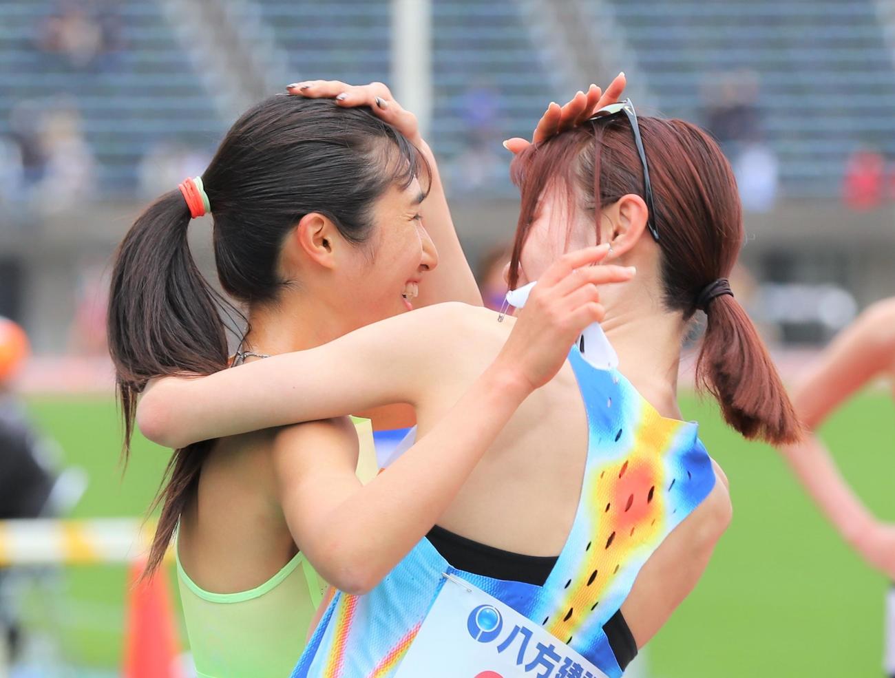 2025年4月12日、金栗記念選抜陸上中長距離大会・女子5000メートル後に頭をなで合う田中希実（左）と山本有真