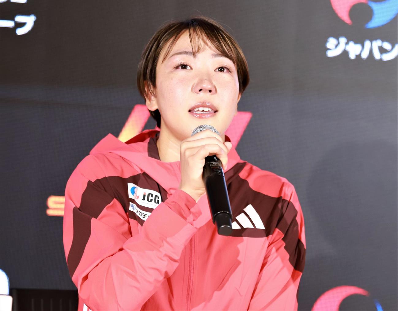 会見冒頭で涙ながらにあいさつする陸上女子100メートル障害の寺田明日香（撮影・藤塚大輔）