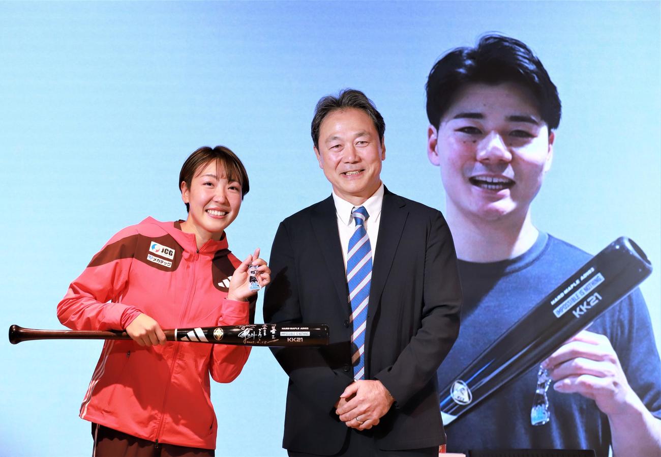会見で笑顔を見せる、左から陸上女子100メートル障害の寺田（左）と清宮克幸氏。背景はビデオメッセージを寄せた清宮幸太郎（撮影・藤塚大輔）