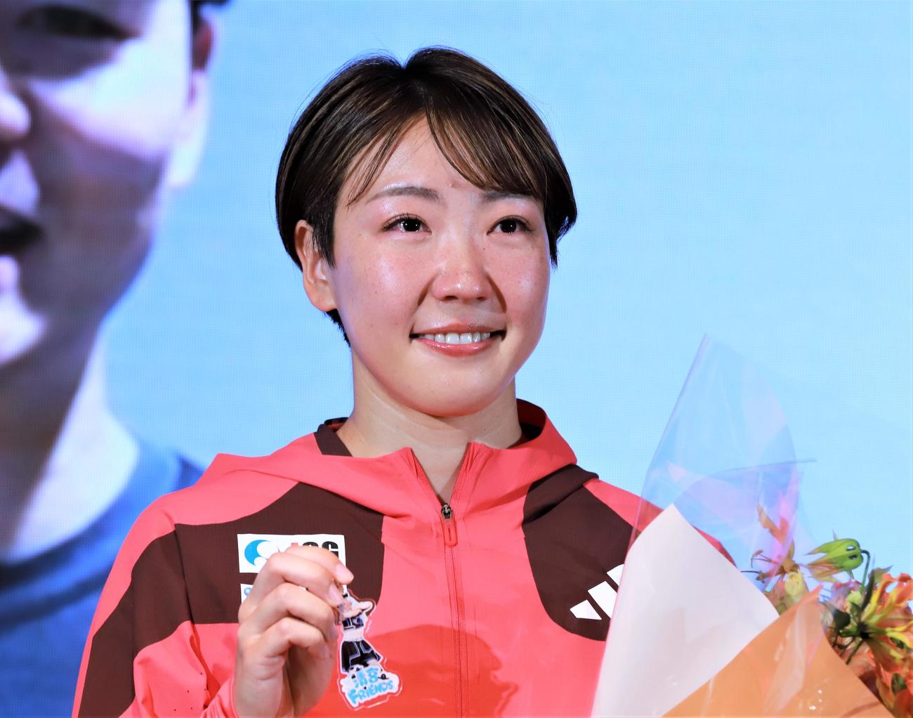 会見で涙を浮かべる陸上女子100メートル障害の寺田。右手には清宮幸太郎から送られたキーホルダー（撮影・藤塚大輔）