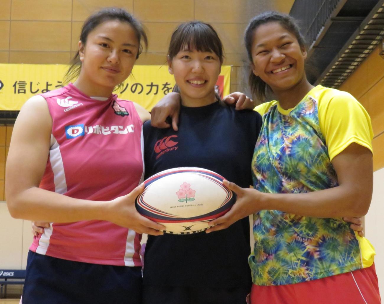 ラグビー7人制女子の強化合宿に参加した、左から桑井亜乃、寺田明日香、大竹風美子（2017年1月撮影）