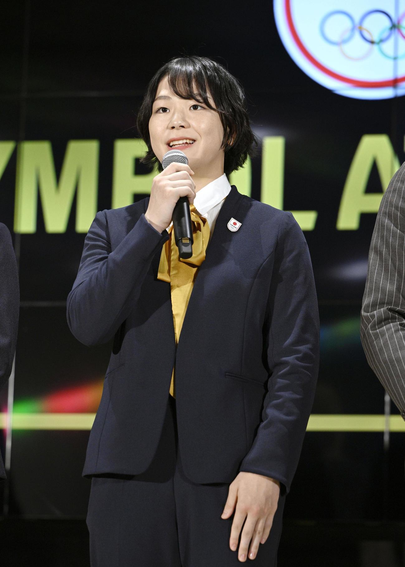 JOCの「シンボルアスリート」認定式で、あいさつするレスリング女子の藤波朱理＝21日、東京都新宿区（共同）