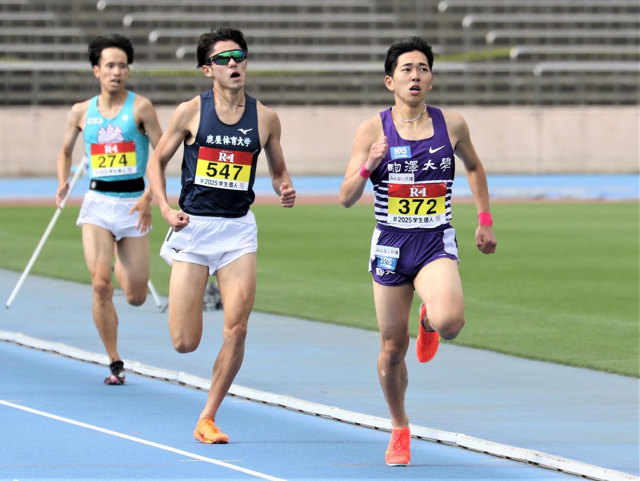 日本学生個人選手権　男子800メートル準決勝で力走する落合（右）（撮影・藤塚大輔）