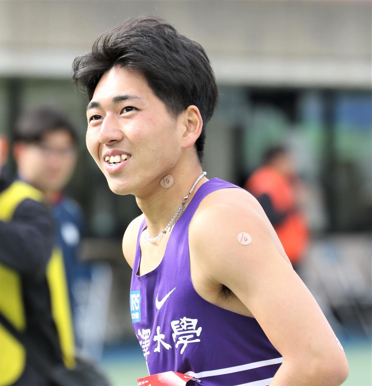 日本学生個人選手権　男子800メートル準決勝のレース後に笑みを浮かべる落合晃（撮影・藤塚大輔）