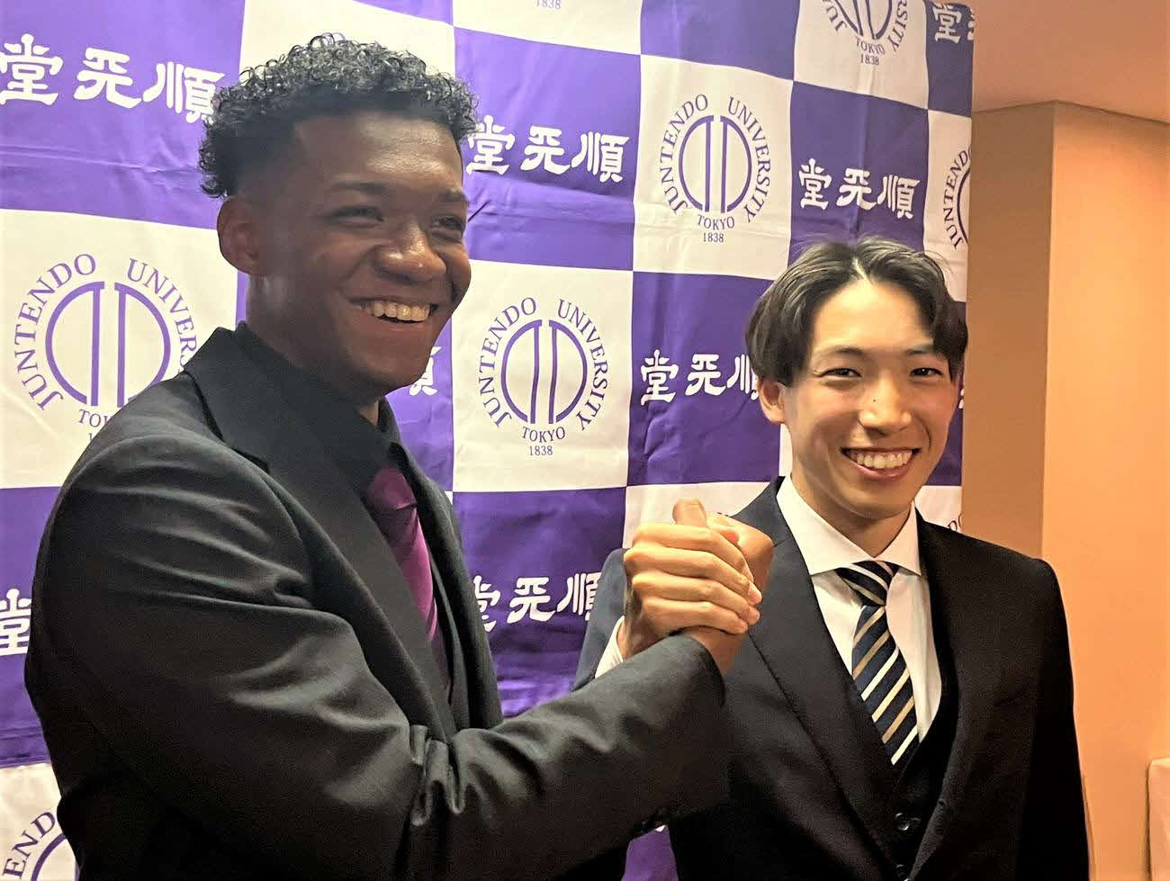 順大卒業式で実業団での活躍を誓い合った村竹ラシッド（左）と三浦龍司＝24年3月