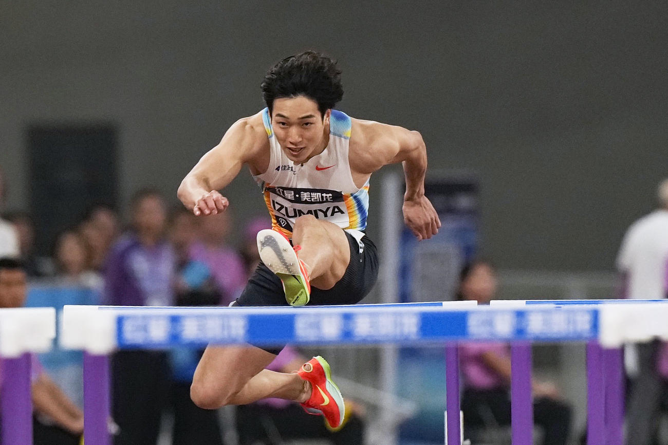 男子110メートル障害　力走する泉谷駿介。13秒39で8位だった＝アモイ（共同）