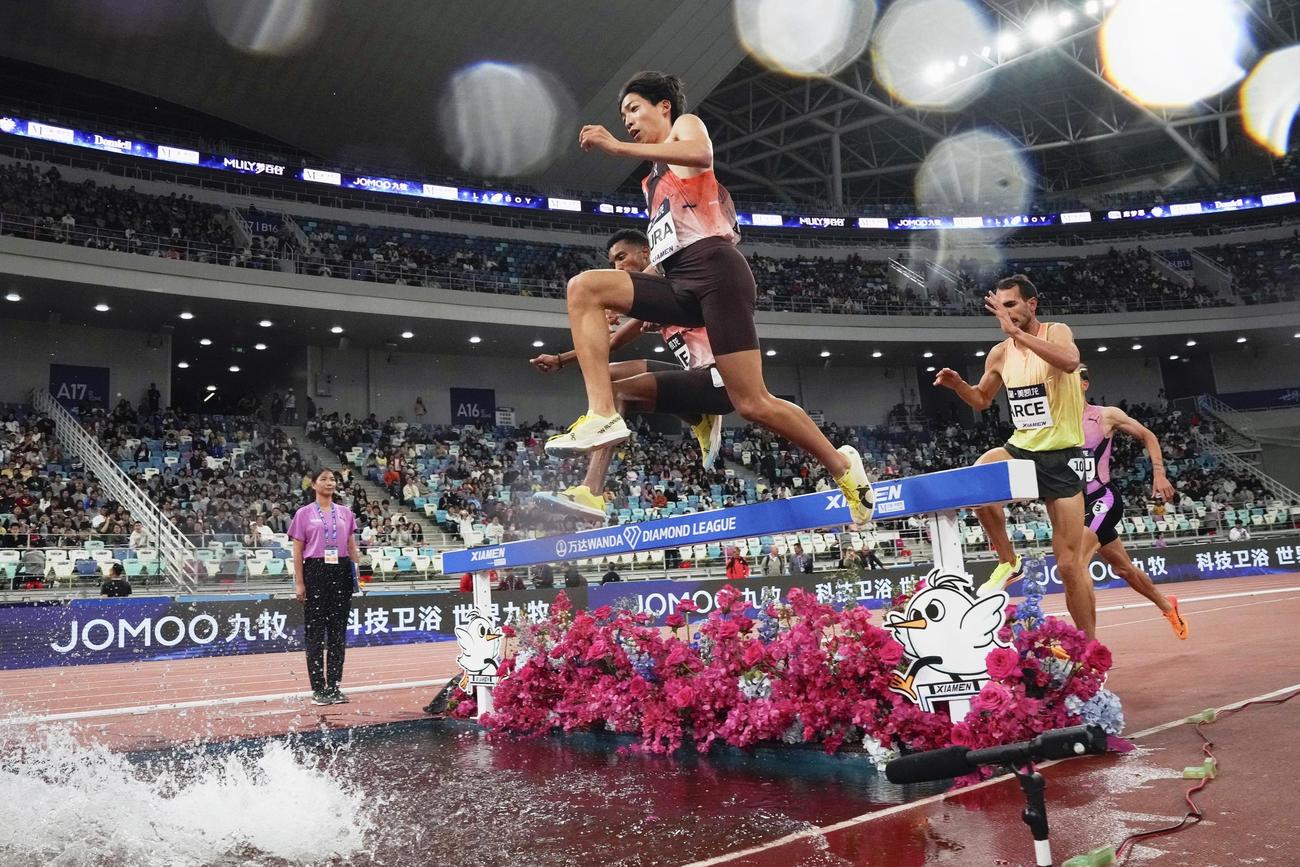 男子3000メートル障害　障害を越える三浦龍司。8分10秒11で6位となった＝アモイ（共同）