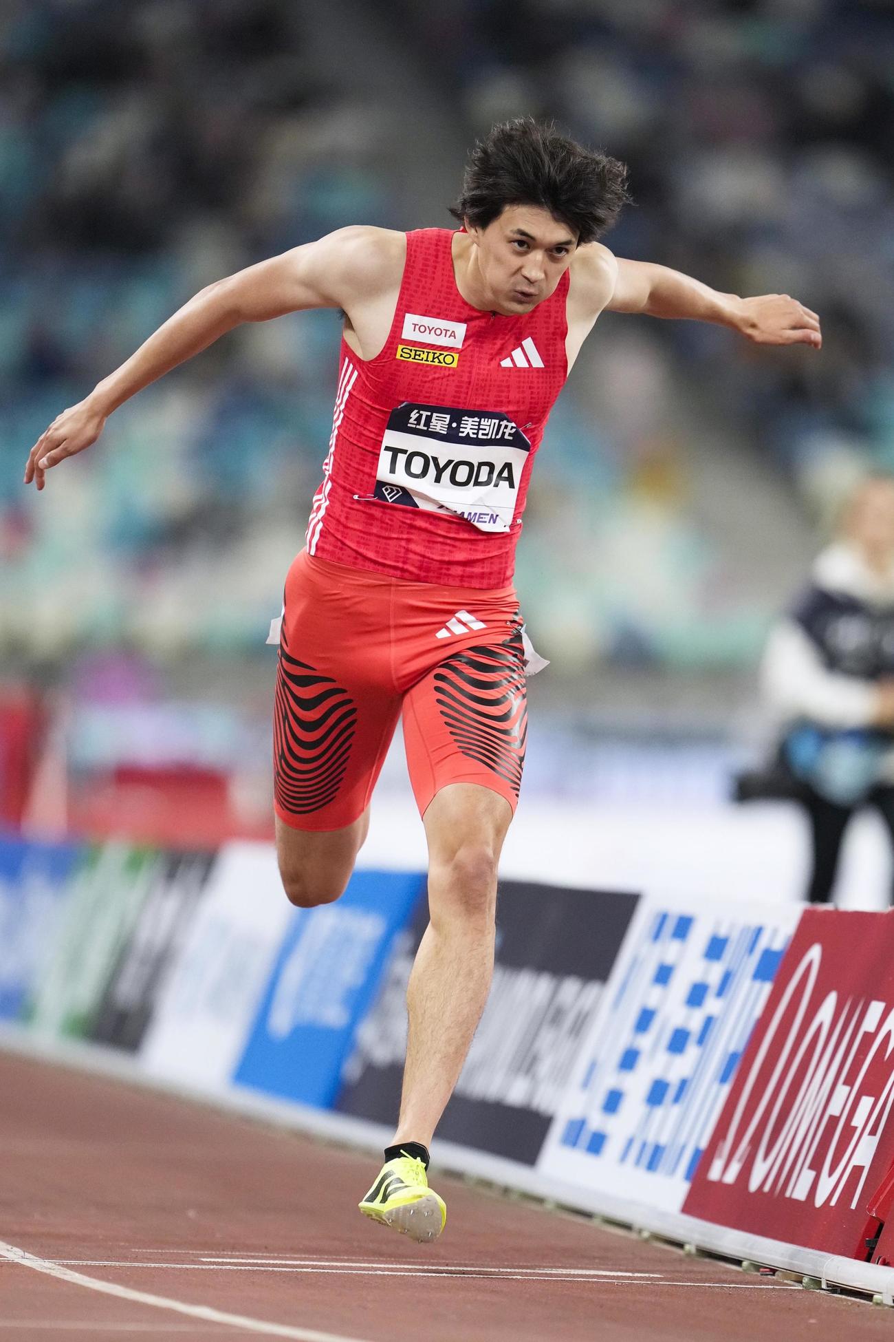 男子300メートル障害　ゴールする豊田兼。34秒22で3位に入った＝アモイ（共同）