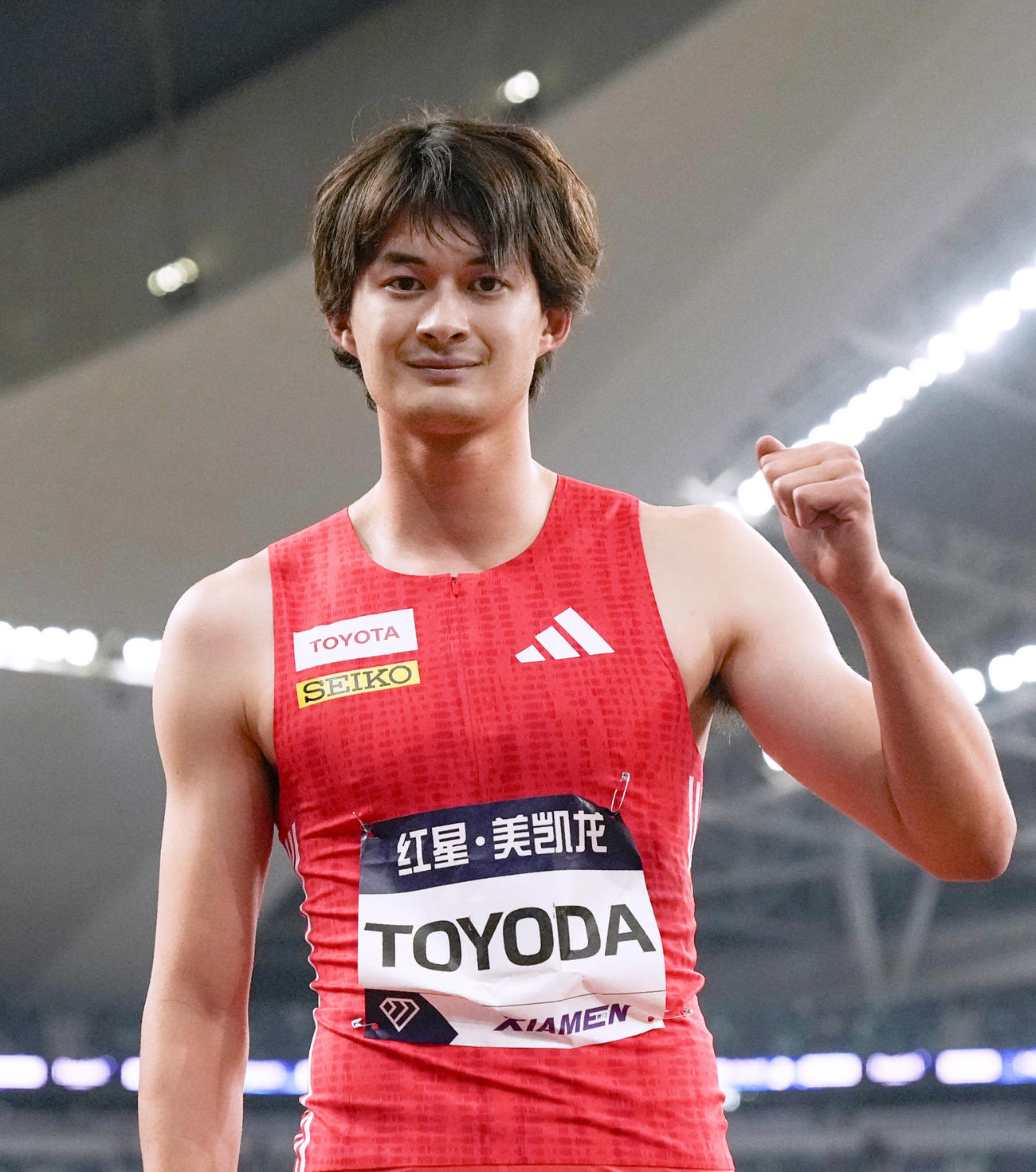 男子300メートル障害　34秒22で3位となり、ポーズをとる豊田兼＝アモイ（共同）