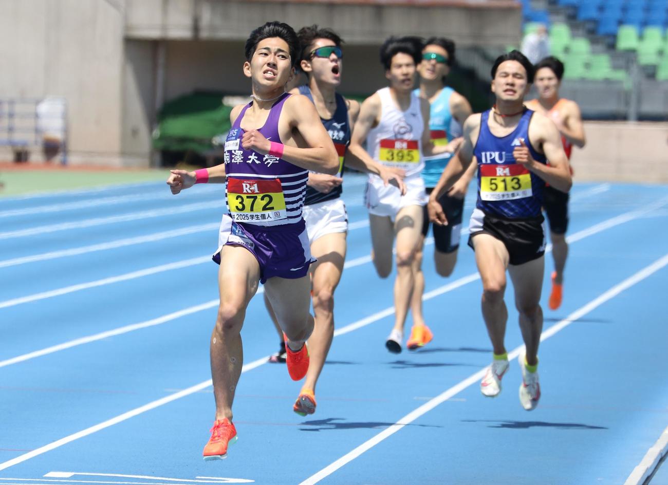 日本学生個人選手権　男子800メートルで力走する落合（手前）（撮影・藤塚大輔）