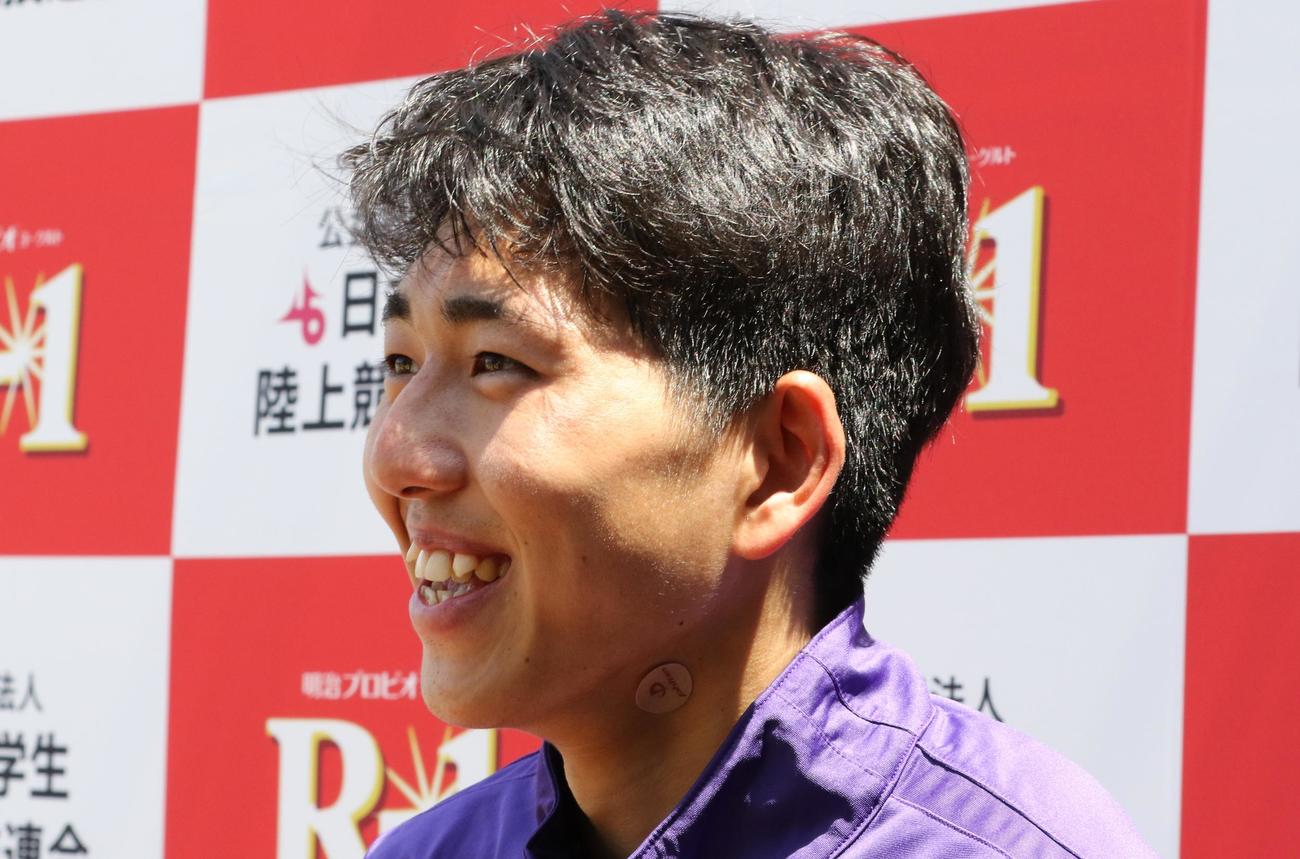 日本学生個人選手権　男子800メートルで優勝し、取材エリアで笑みを浮かべる落合（撮影・藤塚大輔）