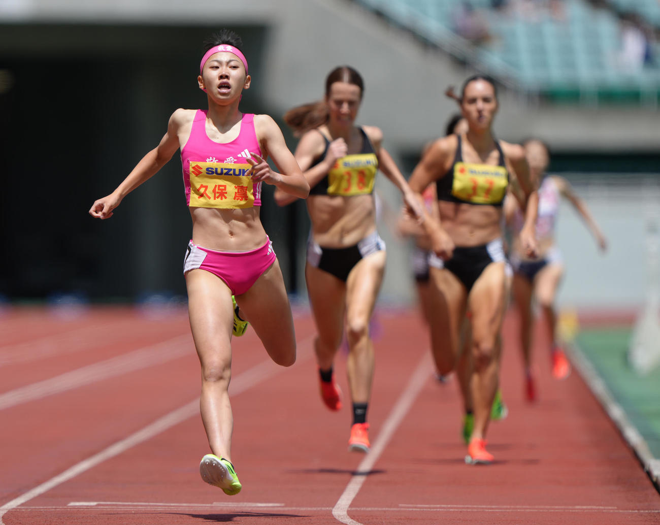 女子800メートル決勝で優勝した久保（左）（撮影・足立雅史）