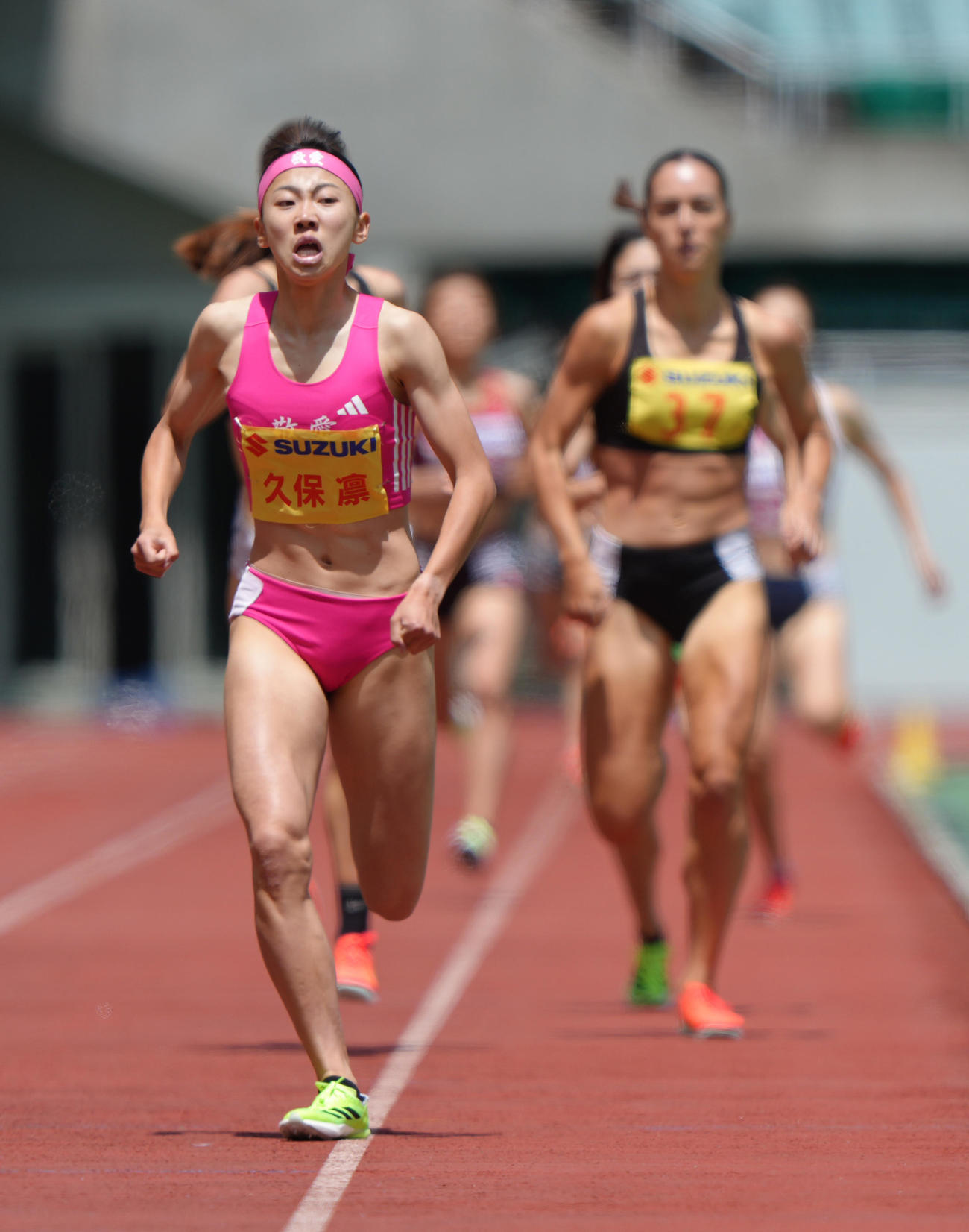 女子800メートル決勝で優勝した久保（左）（撮影・足立雅史）