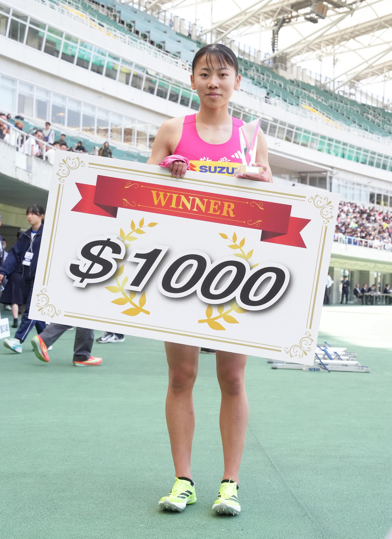 女子800メートル決勝で優勝し、笑顔を見せる久保（撮影・足立雅史）
