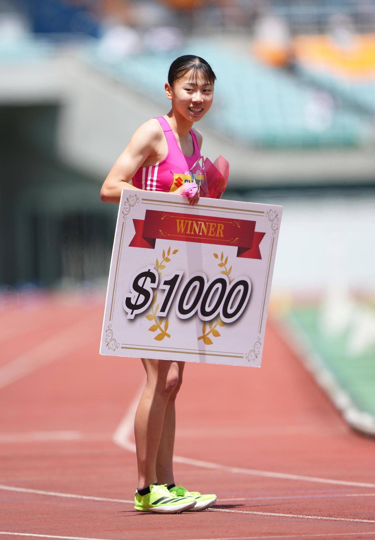 女子800メートル決勝で優勝し、笑顔を見せる久保（撮影・足立雅史）