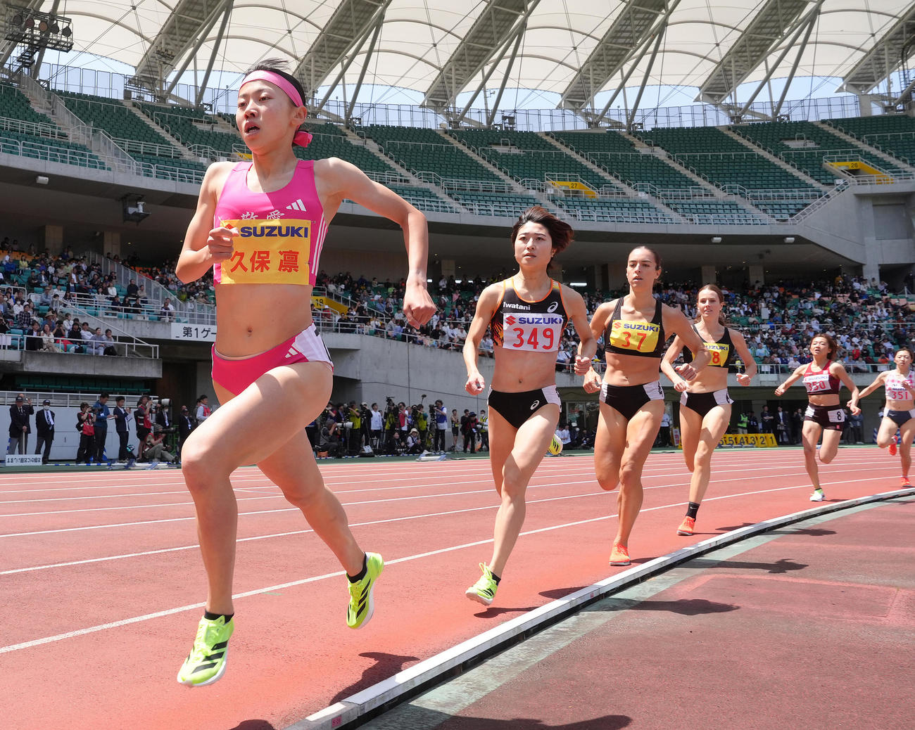 女子800メートル決勝の2周目、先頭を走る久保（左端）（撮影・足立雅史）