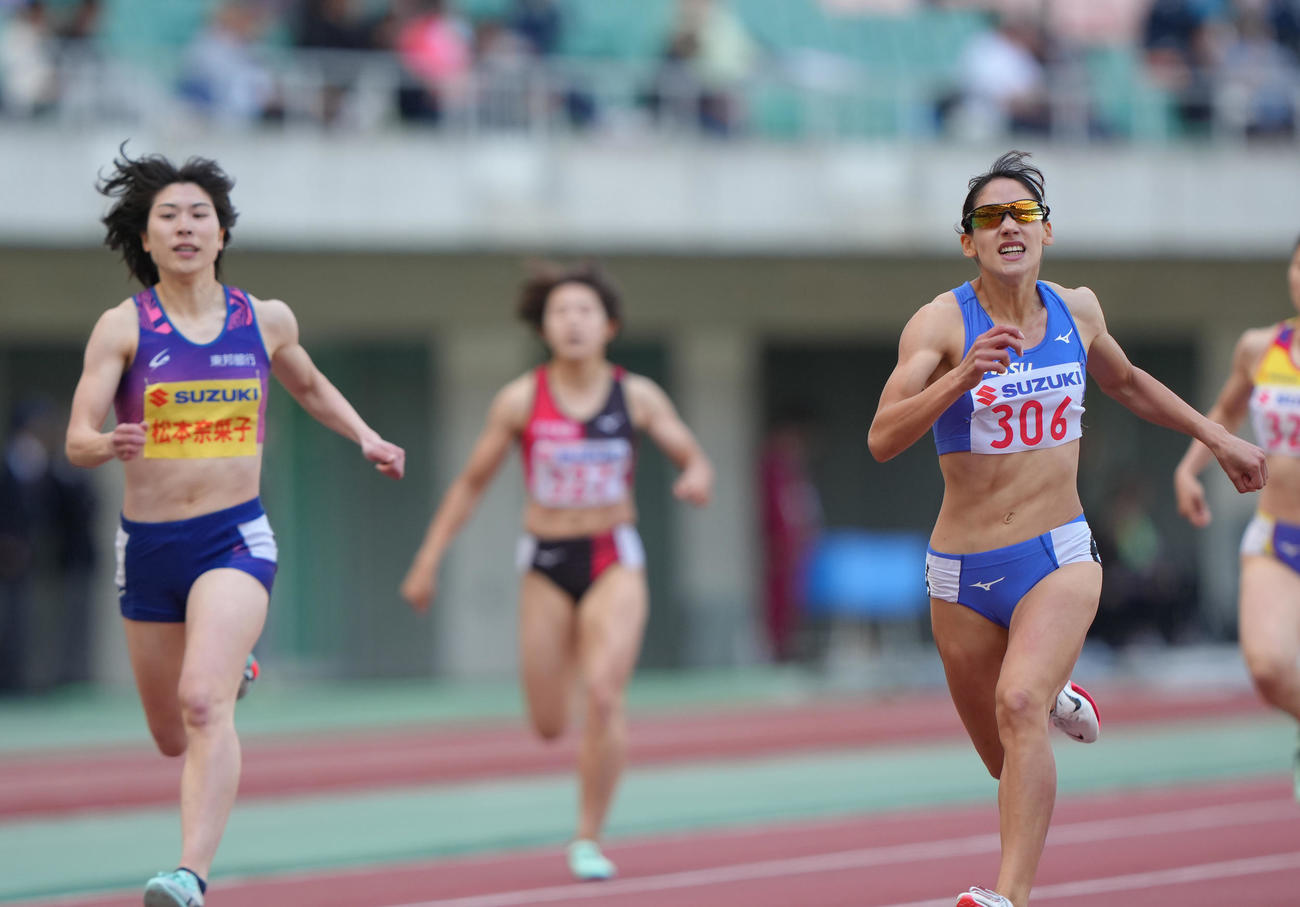 女子400メートル決勝を51秒71で優勝したフロレス・アリエ（右）。左は2位の松本（撮影・足立雅史）