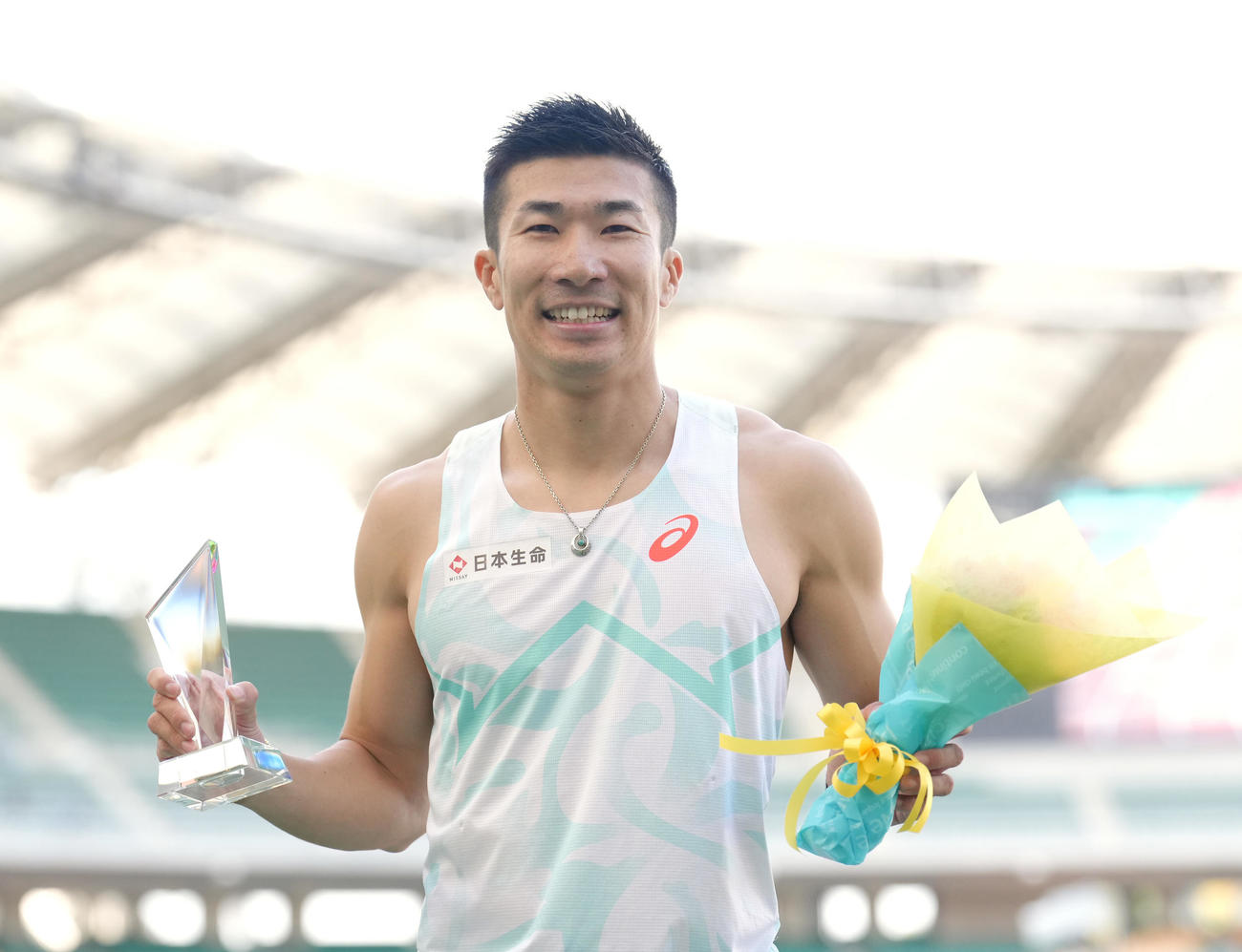男子100メートル決勝で優勝し、笑顔を見せる桐生（撮影・足立雅史）