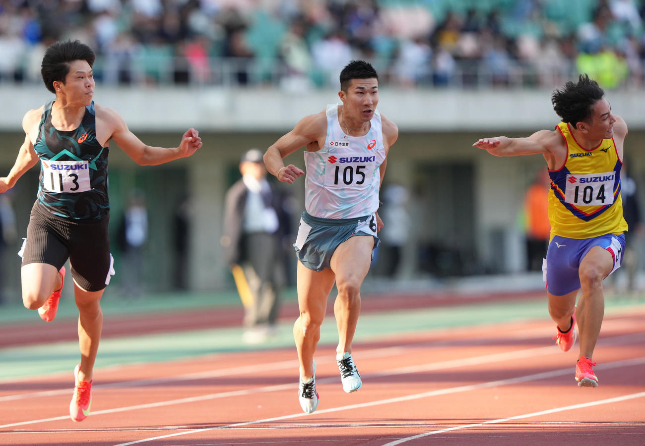 男子100メートル決勝で優勝した桐生（中央）。左は2位三輪、右は4位鈴木（撮影・足立雅史）