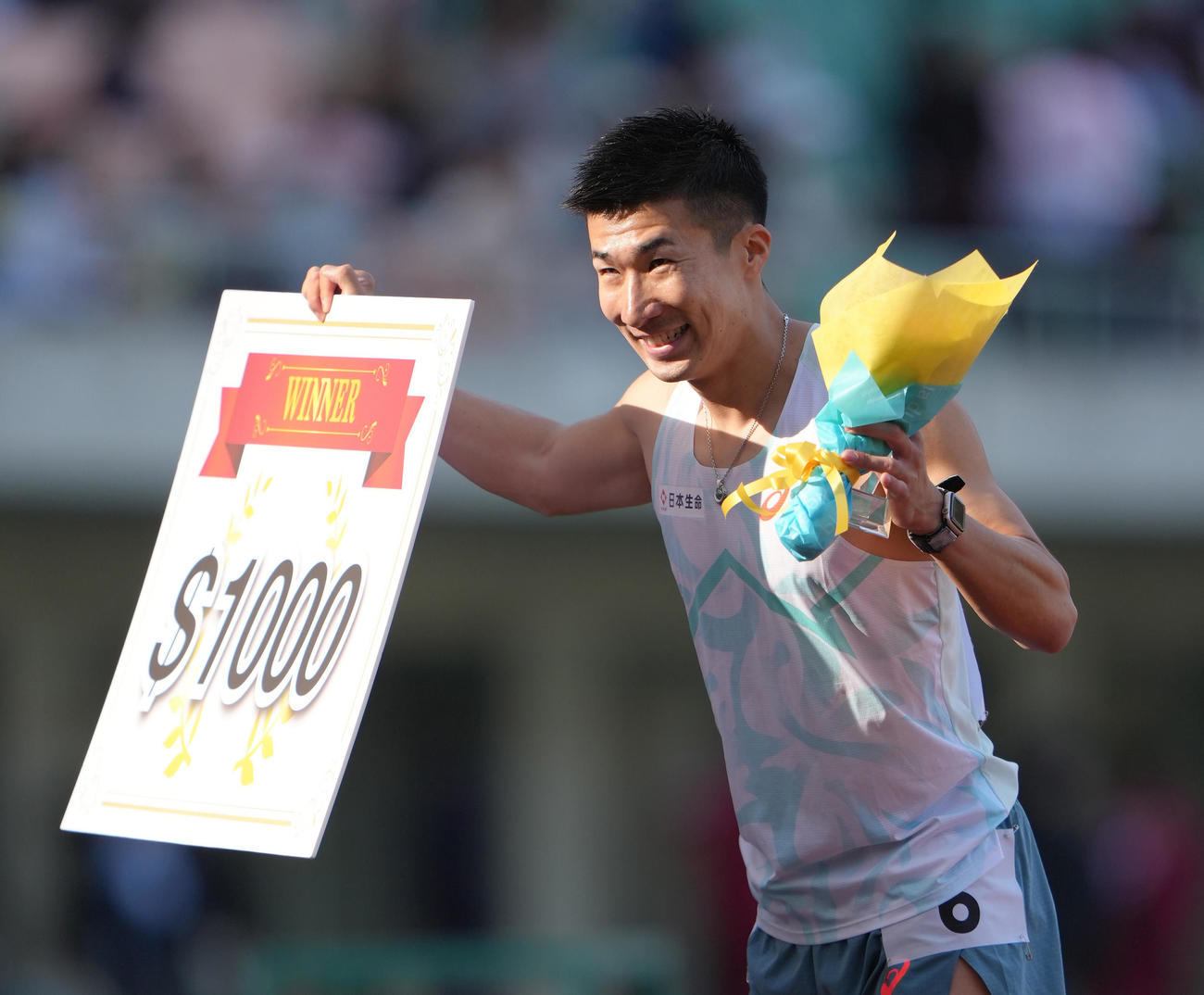 男子100メートル決勝で優勝し、笑顔を見せる桐生（撮影・足立雅史）